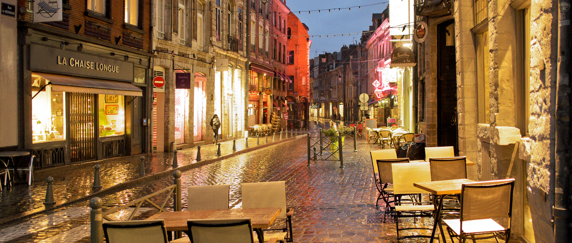 Une rue du Vieux Lille, sous la pluie, la nuit - A street of Vieux Lille, in the rain, at night