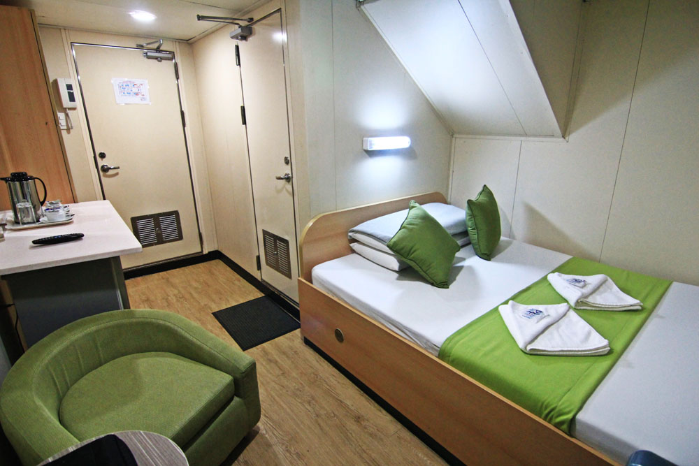 stateroom-1-double-bed-with-tb