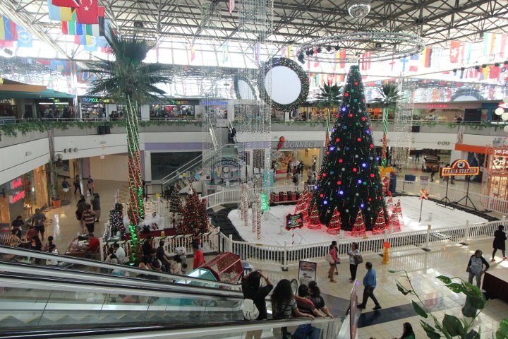 Louis Vuitton Christmas tree in Greenbelt Makati Christmas 2022 Philippines  